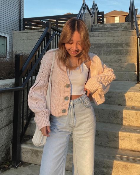 Puffy Cardigan Outfit, Winter Pastel Outfit, Pastel Fall Outfits, Pink Cardigan Outfit Aesthetic, Pastel Cardigan Outfit, Pastel Sweater Outfit, Pastel Winter Outfit, Girly Wardrobe, Pink Cardigan Outfit