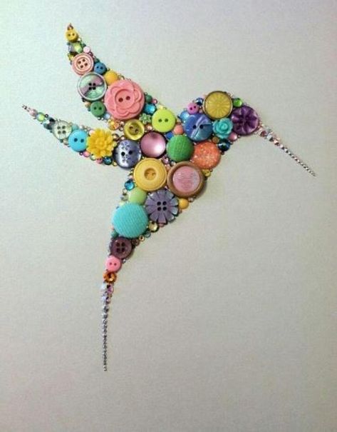 Vous collectionnez les boutons ? Voici 12 bricolages originaux pour en faire des oeuvres d'art! - Bricolages - Trucs et Bricolages Bluebird Art, Button Canvas, Hummingbird Wall Art, Wine Glass Decor, Plastic Bottle Flowers, Ruby Throated Hummingbird, Hummingbird Art, Burlap Flowers, Diy Buttons