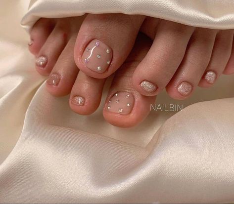 Nails Minimalistic, Clear Glitter Nails, Feet Nail Design, Gel Toe Nails, Acrylic Toe Nails, Art Deco Nails, Pretty Toe Nails, Hello Nails, Subtle Nails