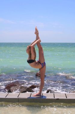 stunning Gymnastics Flexibility, Gymnastics Poses, Gymnastics Pictures, Gymnastics Dance, Yoga Posen, Best Abs, Dance Gymnastics, Yoga Photography, Dance Photos