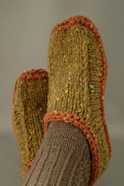 Non-felted knitted Slippers by Yuko Nakamura. Free Ravelry download.#Repin By:Pinterest++ for iPad# Felted Slippers Pattern, Knit Slippers Free Pattern, Knitted Slippers Pattern, Skirt Diy, Knitted Mittens, Crochet Socks, Felted Slippers, Slippers Pattern, Knitted Slippers