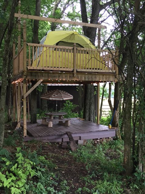 Camping Tree House, Camping Deck Ideas, Camp Building Ideas, Camping Places Design, Treehouse Platform Simple, Tree House Camping, Tent Platform Camping, Camping Ground Ideas, Pallet Tent Platform