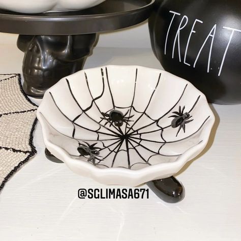 White & Black Ceramic Spiderweb Footed Halloween Dish Dimensions In The Photos Brand New Without Tags Very Hard To Find! Only One Available! Price Is Firm! Bin#1 Spooky Pottery, Halloween Ceramics, Spider Web Halloween Decorations, Pumpkin Tea Lights, Halloween Led Lights, Halloween Haunted House Decorations, Halloween Plates, Halloween Dishes, Pumpkin Tea