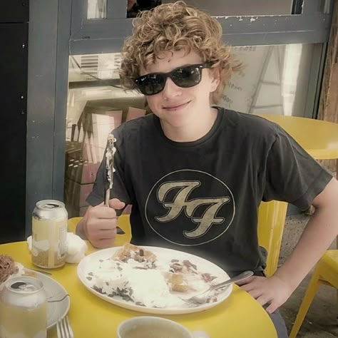 Walter Scobell, Foo Fighters Shirt, Pjo Cast, Jackson Walker, Percy Jackson Cast, Walker Scobell, Percy Jackson Funny, Uncle Rick, Rick Riordan