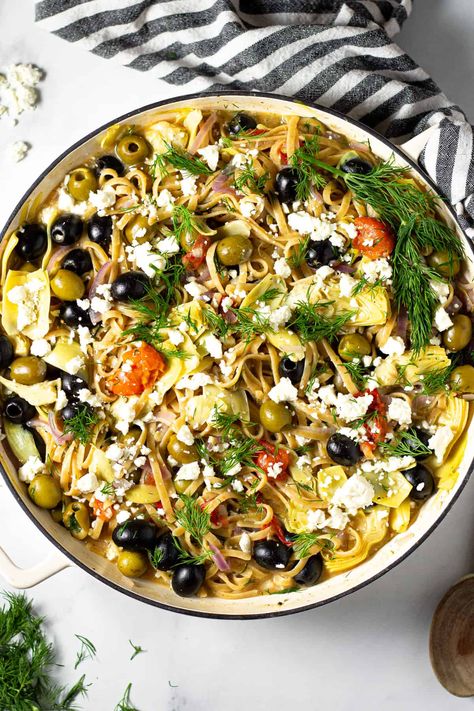 Mediterranean One Pot Pasta | Midwest Foodie | This one pot Greek pasta is loaded with veggies and your favorite Mediterranean flavors. It's a 20 minute meal from start to finish and all comes together in just one pan. #midwestfoodie #mealprep #vegetarian No Heat Lunch, Fmd Recipes, Mediterranean Recipe, Mediterranean Cooking, Clean Meals, Mediterranean Flavors, Med Diet, Lazy Dinners, Vegetarian Casserole