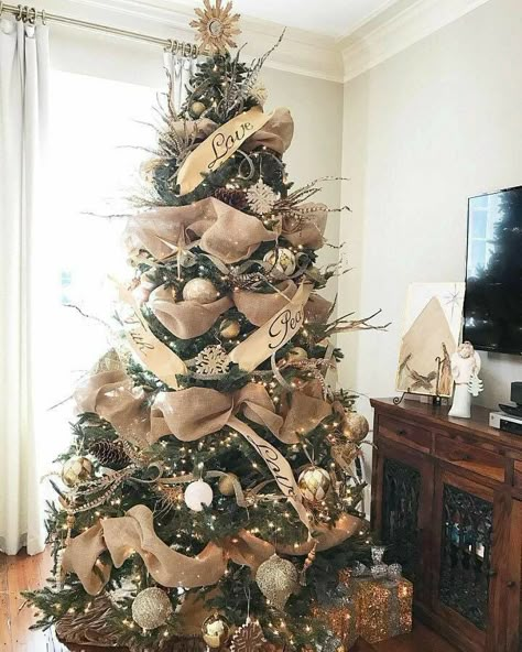 Christmas Tree Burlap Ideas, Burlap Tree Decorations, Christmas Tree Idea, Best Christmas Tree Decorations, Christmas Tree Decoration Ideas, Elegant Christmas Tree Decorations, Christmas Tree Decorations Ribbon, Tree Decoration Ideas, Best Christmas Tree