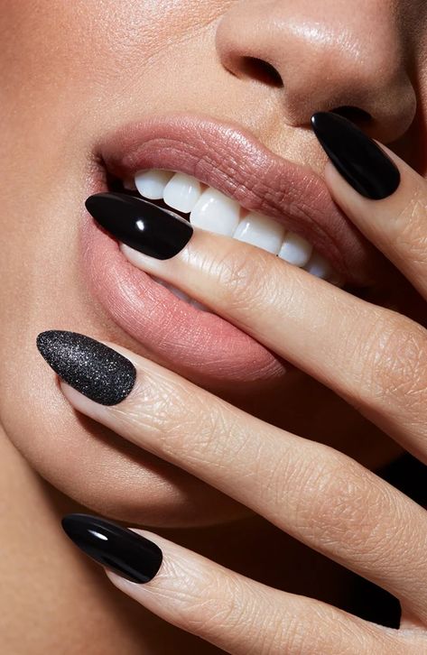 Do It Yourself Nails, Black Nails With Glitter, Black Stiletto Nails, Glitter Accent Nails, Spooky Art, Almond Nails Designs, Black Nail Designs, Nail Swag, Hair Nails