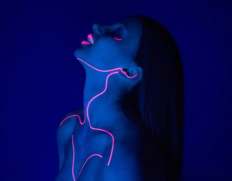 Carreras Black Light Makeup, Uv Photography, Uv Makeup, Neon Photoshoot, Neon Paint, Neon Photography, Neon Girl, Light Shoot, Neon Noir