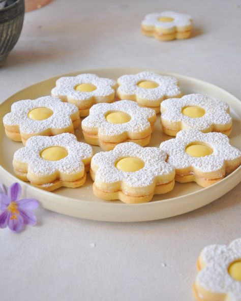 Lemon Curd Flower Tarts, Biscuits Decoration Ideas, Lemon Filled Cookies, Lemon Butter Cookies, Daisy Cookies, Lemon Curd Cookies, Curd Cookies, Lemon Sweets, Garden Cookies