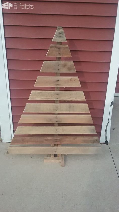 Wooden Pallet Christmas Tree, Wooden Christmas Trees Diy, Pallet Wood Christmas Tree, Pallet Wood Christmas, Pallet Tree, Wooden Christmas Tree Decorations, 1001 Pallets, Pallet Christmas Tree, Pallet Christmas