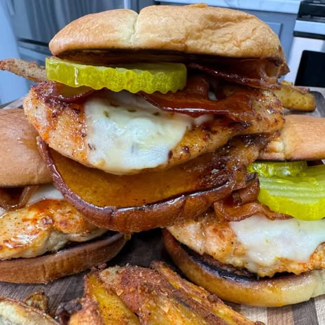 Hot Honey Chicken Sandwiches Hot Honey Chicken Sandwich, Honey Chicken Sandwich, Crockpot Creamy Chicken, Cooking In The Midwest, Creamy Chicken Pasta Recipes, Hot Honey Chicken, Creamy Chicken Pasta, Baked Bacon, Chicken Sandwiches