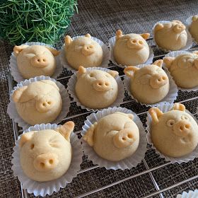 My Mind Patch: Piggy Pineapple Tarts 小猪猪黄梨挞 Mini Piggy Rolls, Pig Bread, Creative Food Art Ideas, Pinipig Recipe, Pig Biscuits, Pig Treats, Mexican Gingerbread Pigs, Pineapple Tart, Vegan Cafe