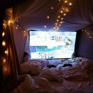 20 DIY Projects For When You Have A Lot of Free Time At Home – Society19 Pillow Fort Aesthetic Couple, Pillow Fort Bedroom, Pillowfort Aesthetic, Fort Party Ideas, Comfy Sleepover Room, Blanket Fort Movie Night, Cosy Projector Room, Pillow Fort Movie Night, Cosy Blanket Fort