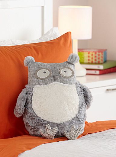 - Snow owl shaped cushion for a decorative fun touch - Blend of textures with tweed-like herringbone weave and silky plush that you'll love to cuddle - Soft, easy-to-match light grey and ivory - 13" x 13" Ivory Throw Pillows, Stuffed Owl, Kids Room Deco, Owl Cushion, Deco Accessories, Cream Throw Pillows, Beige Throw Pillows, Snow Owl, Owl Collection