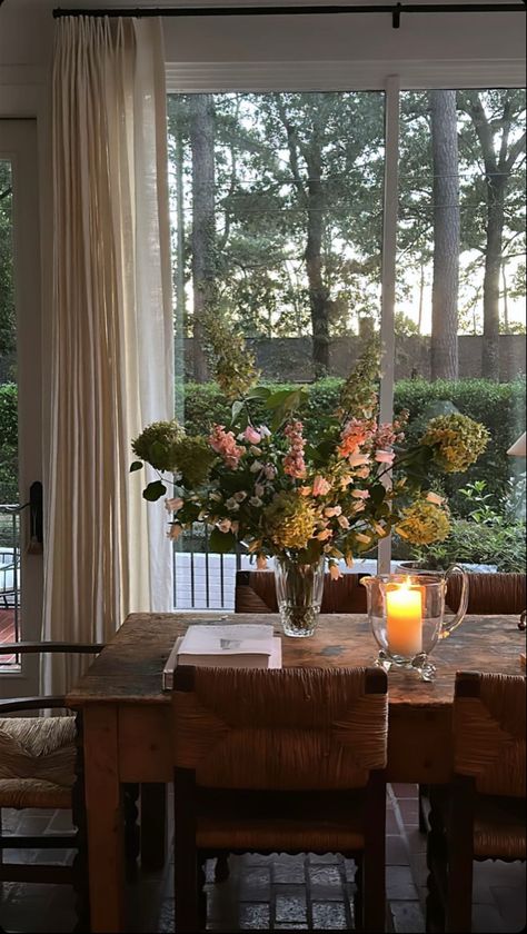 Dining Room Nancy Meyers, Cozy Italian Kitchen, Nancy Meyers Aesthetic Dining Room, It’s Complicated House, Dining Table By Window, Nancy Meyers Dining Room, Nancy Meyers Interiors, Nancy Meyers Aesthetic, Flowers In Vases