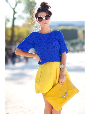 Lemon and true blue, love it#Repin By:Pinterest++ for iPad# Cardigan Azul, Street Mode, Yellow Purse, Paris Mode, Moda Paris, Paris Fashion Week Street Style, Fashion Articles, Street Style Trends, Spring Fashion Trends