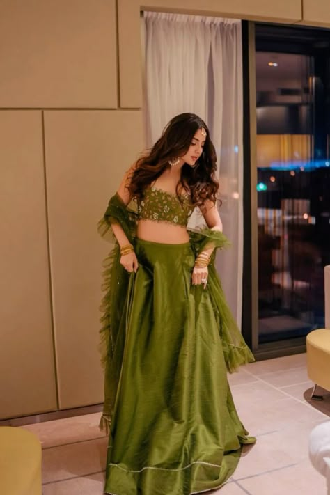 Mehndi Outfit For Bride Sister, Lehenga Designs For Mehendi, Mehendi Party Outfit, Engagement Outfit For Bride Sister, Haldi Outfit For Bride Sister, Mehndi Guest Outfit, Mehendi Outfits Sisters, Engagement Dress For Bride Sister, Haldi Outfits For Sister