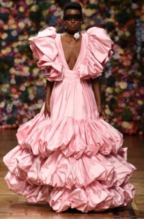 In pink Runway Fashion Couture, Moda Paris, Mod Fashion, Gala Dresses, Fashion Business, Gorgeous Gowns, Inspiration Mode, Summer 2019, Business News