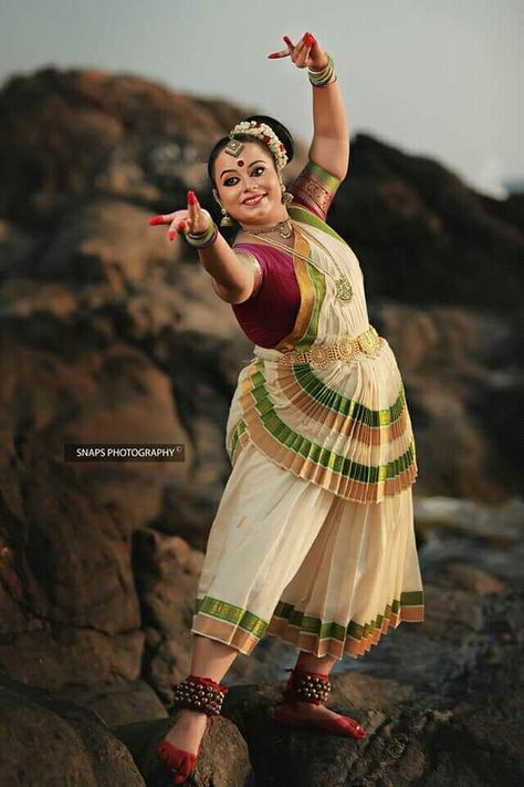 Kerala Dance, Indian Classical Dancer, Bharatanatyam Poses, Kathak Dance, Dance Of India, Dance Photography Poses, Indian Classical Dance, Moon Images, Vedic Mantras