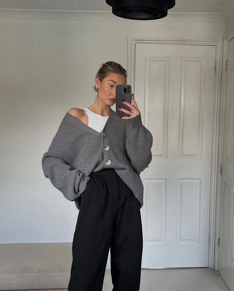 Slouchy Work Outfit, Style Chunky Cardigan, Casual Sweater And Leggings Outfit, Styles With Cardigans, Grey Chunky Cardigan Outfit, Black Pants And Cardigan Outfit, Everyday Autumn Outfits, Black Jeans Winter Outfits, Black Pants Styling