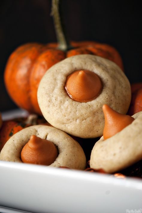 Chai spice cookies with pumpkin Hershey Kisses. Cookies With Pumpkin, Chai Spice Cookies, Monster Food, Pumpkin Chai, Dessert Aux Fruits, Sweet Pumpkin, Fall Flavors, Chai Spice, Spice Cookies