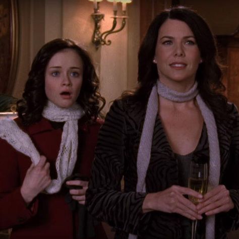 Rory Gilmore Scarf, Lorelai Gilmore Pictures, Lorelei Gilmore Pfp, Aesthetic Lorelai Gilmore, Lorelai Gilmore Being Iconic, Crochet Stripe Scarf, Gilmore Girls Luke And Lorelai, Scarf Aesthetic, Lorelei Gilmore