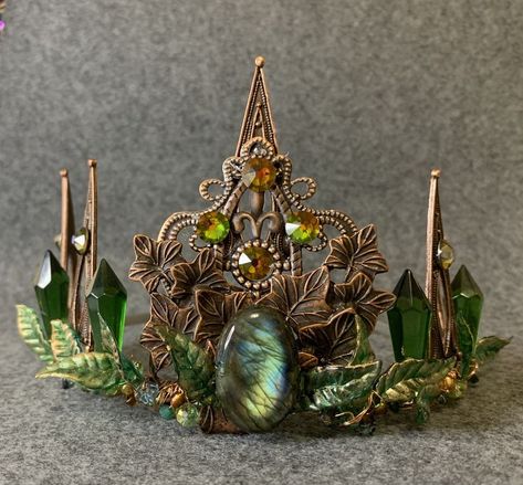 Part of the elements series this Earth tiara has a wonderful labradorite for the focal and green leaves that have been painted with just a touch of gold. Fantasy Crown Queens, Nature Crown, Fantasy Crown, Crown Aesthetic, Crown Art, Nature Goddess, Fairy Crown, Fantasy Forest, Magical Jewelry