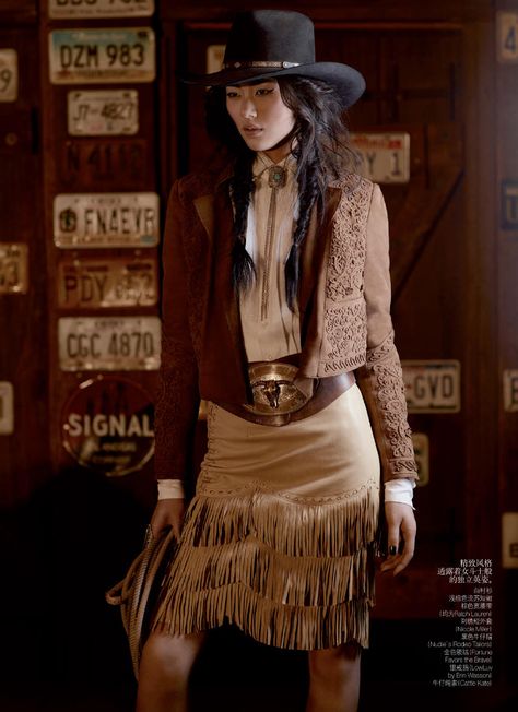 Liu Wen by Mark Segal for Vogue China May 2011 Wild West Outfits, Estilo Cowgirl, Bohemian Cowgirl, Cowgirl Couture, Modern Cowgirl, Cowgirl Look, Wilde Westen, Looks Country, Chapeau Cowboy