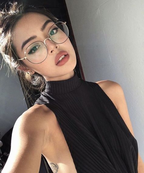 CLEAR GLASSES Smart Casual Women Outfits, Glasses Inspiration, Lily Maymac, Smart Casual Women, Glasses Makeup, Brunette Woman, Clear Glasses, Nerdy Girl, Casual Day Outfits