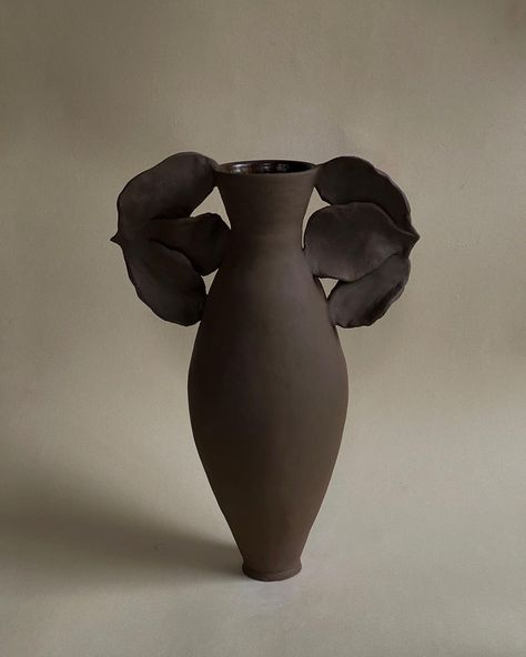 Vase Sculpture, Coil Pottery, Ceramics Pottery Vase, Contemporary Pottery, Pottery Form, Ceramic Artwork, Keramik Design, Ceramic Flower Pots, Pottery Crafts