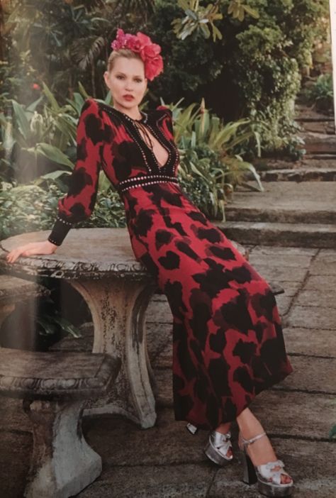 POSING - Leaning back - could be against a counter, table or or anything else. Venetia Scott, Jamie Hince, Embroidered Silk Dresses, Moss Fashion, Queen Kate, Stephanie Seymour, Carla Bruni, Helena Christensen, Vogue Us