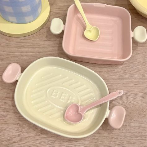 💕Handcrafted Macaron- Colored Pink and White Ceramic Baking Dish - Dual Handles #plates #kitcheninspiration #ceramicdish #bakingdish Barang Aesthetic, Kim Samuel, Pink Dishes, Ceramic Baking Dish, Cute Furniture, Dessert Bowl, Pink Kitchen, Cute Kitchen, Cute Home Decor