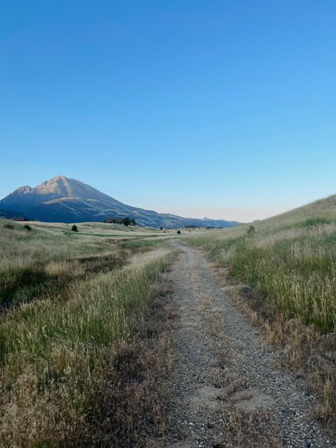 Montana Spring, Montana Aesthetic, American Roadtrip, Pleasing Photos, Livingston Montana, Horse Trails, Big Sky Montana, Retirement Plan, G Adventures