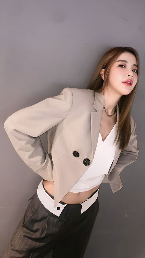 Mamamoo Solar, Womens Group, Solar Mamamoo, A Star Is Born, Instagram Update, South Korean Girls, Cool Girl, Girl Group, Women's Blazer