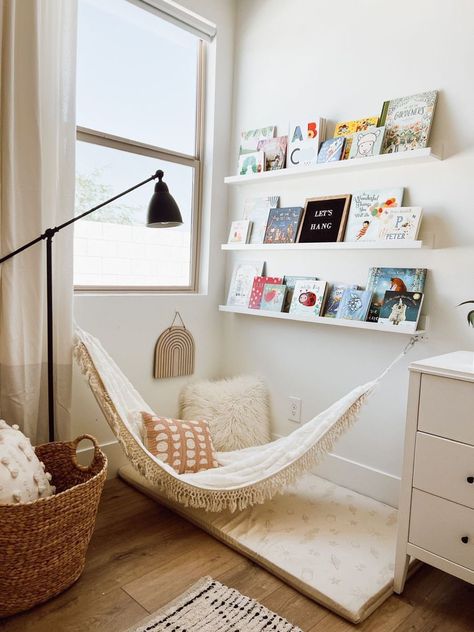 Toddler Book Shelf Ideas, Cute Reading Nooks Bedrooms, Baby Room Reading Corner, Reading Nook Boys Room, Diy Kids Reading Nook, Reading Corner In Small Bedroom, Coed Kids Bedroom, Kids Reading Corner Bedroom, Kids Hammock Bedroom