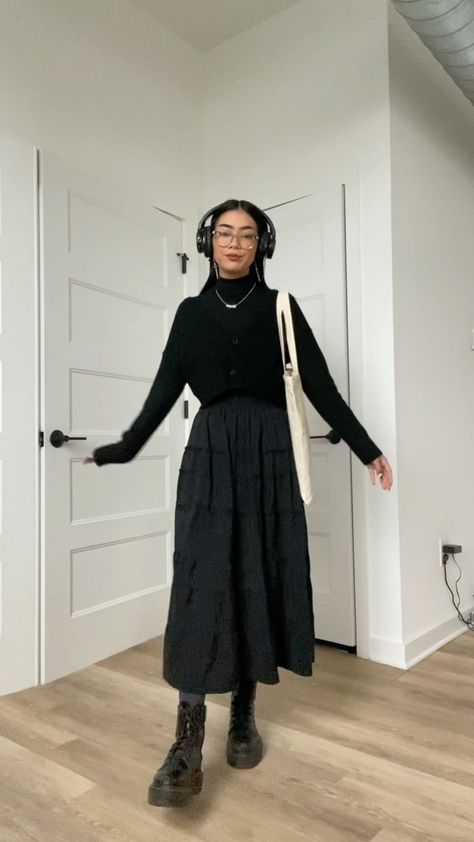 Sweater Over Long Skirt, Casual Maxi Skirt Outfits, Long Skirt Outfits Sweater, Black Dress Sweater Outfit, Winter Outfit Maxi Skirt, Midi Skirt Sweater Outfit, Long Skirt Outfits With Sweater, Black Maxi Skirt Styling, Long Black Skirt Sweater Outfit