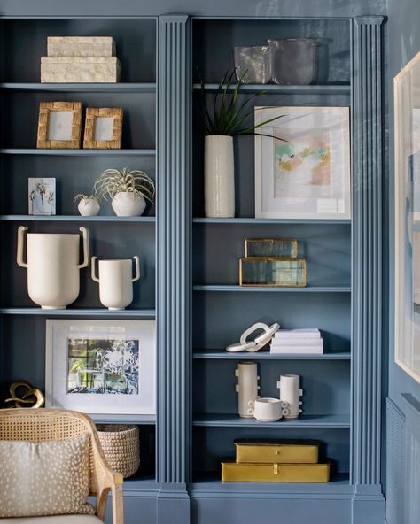 Here are some unique examples that will change your perspective on boring bookshelves. Can we move away from the typical shelves sold in furniture stores that we’ve been accustomed to for years? Maybe it’s time to keep everything simple and let the bookshelf become the star of the home. After all, we’re tired of seeing the same ones everywhere! #HomeDecor #BookshelfStyling #InteriorDesign #BookshelvesOfInstagram #DecorInspo #Shelfie #HomeLibrary #InteriorDesignGoals #BookshelfDecor #LivingRo... Blue Bookshelves, Styling A Bookcase, Blue Bookcase, Painted Bookshelves, Aesthetic Bedroom Ideas, Bookshelf Styling, Built In Bookcase, Home Office Setup, Built In Shelves