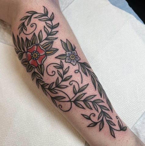 Nature Knee Cap Tattoo, American Traditional Ivy Tattoo, Traditional Foliage Tattoo, American Traditional Vine Tattoo, Traditional Vine Tattoo, Trad Flower, Flower Tats, Ivy Tattoo, Flower Tat