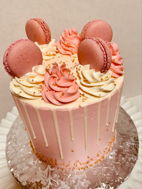 Pink Cake With Macarons, Macroon Cake Ideas, Macaroons Cake Decoration, Cake With Macaroons, Vanilla Custard Filling, Kirby Birthday, Pink Drip Cake, Cake With Macarons, Dominican Cake