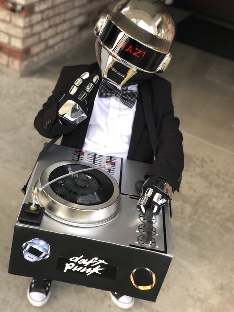 Daft Punk Halloween Costume... #ThomasBangalter  #daftpunk #halloweencostumes Daft Punk Costume, Daft Punk Halloween Costume, Punk Halloween Costume, Ideas Carnaval, Band Instruments, Punk Costume, Punk Halloween, Halloween 23, Spooky Szn