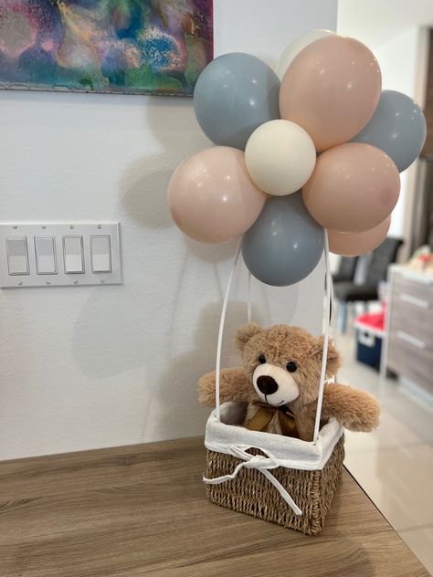 Bear In A Basket Balloons, Teddy Bear Basket Centerpieces, Teddy Bear Balloon Basket, Teddy Bear In Basket With Balloons, Bear Gender Reveal Centerpieces, Diy Teddy Bear Baby Shower Decorations, Floating Teddy Bear Balloon, Teddy Bear Balloon Centerpiece, Teddy Bear Centerpieces Diy