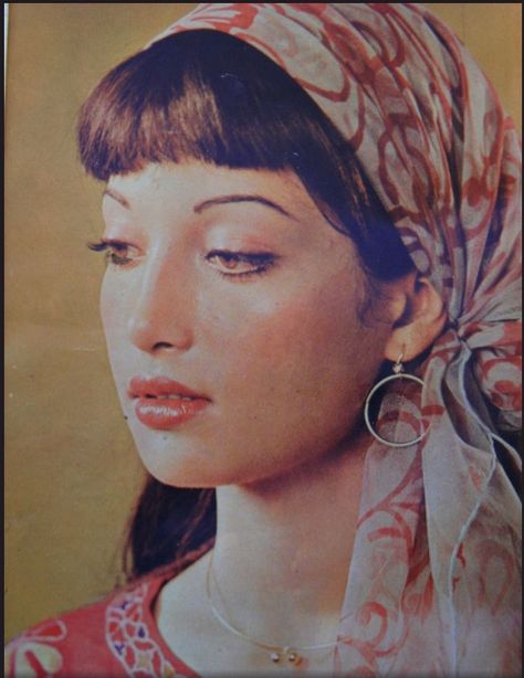 Gorgeous Kavita (younger sister to Sangeeta) | She was a superstar & reigned the Pakistani cinema in 80s-90s. 80s Pakistani Fashion, Old Pakistani Aesthetic, Pakistan Vibes, Pakistan Aesthetic, Spirit The Horse, Pakistani Art, Pakistani Movies, Pakistani People, Pakistani Culture