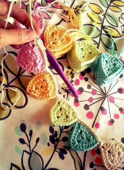 Diy Slinger, Bunting Pattern, Hantverk Diy, Crochet Bunting, Crochet Garland, Crochet Square Patterns, Granny Square Crochet Pattern, Flag Bunting, Yarn Projects