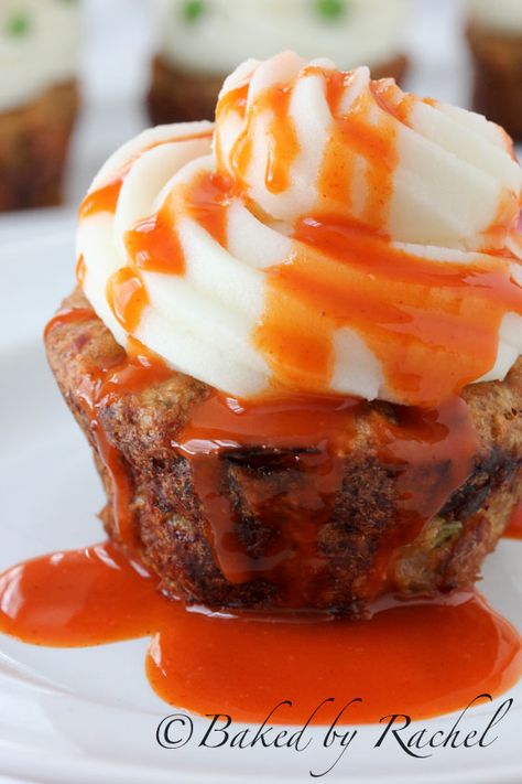 #KatieSheaDesign ♡❤ ❥  Buffalo Chicken Meatloaf Cupcakes with Mashed Potato Frosting Recipe Buffalo Chicken Meatloaf, Savory Cupcakes, Meatloaf Cupcakes, Chicken Meatloaf, Buffalo Style, Spicy Buffalo Chicken, Eat Cupcakes, Muffin Tin Recipes, Fools Day