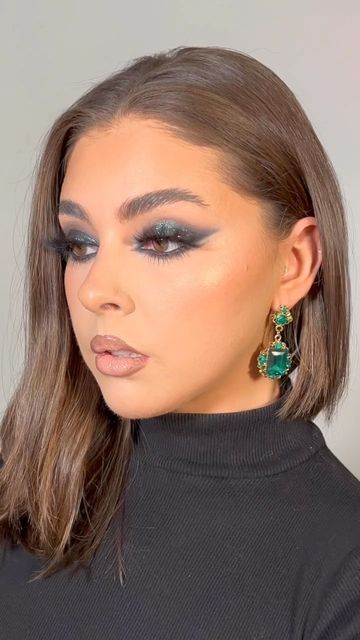 Greta Mikki on Instagram: "Sparkle season has begun 🪩 LFTFGRETA for 20% off @lookfantastic 🤍 @plouise_makeup_academy dewy moisturiser, rumour 2 base *GRETAMIKKI10 for 10% off* @kevynaucoin skin enhancer foundation @lancomeofficial concealer @__dollbeauty_ cream bronzer @hudabeauty pound cake powder @__dollbeauty_ bronzers @anastasiabeverlyhills NORVINA vol 6 palette, brow freeze @urbandecayuki solstice topper @tatti_lashes evolution lashes #makeup #makeupartist #mua #theartistedit #liverpoo Greta Mikki, Christmas Party Makeup, Tatti Lashes, Brow Freeze, Plouise Makeup, Cream Bronzer, Plouise Makeup Academy, Makeup Academy, Christmas Makeup