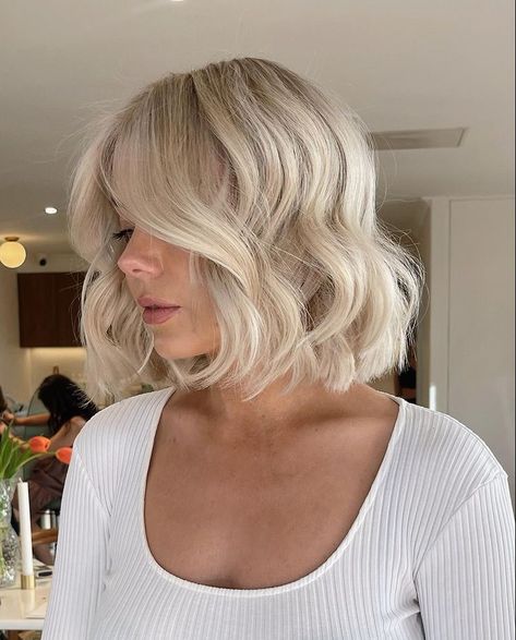 Short Bob With Bangs Round Face, Wavy Stacked Bob, Haircut Ideas For Women, Bob Haircut Ideas, Short Blonde Bobs, Icy Blonde Hair, Stacked Bob, Blonde Hair With Bangs, Stacked Bob Haircut