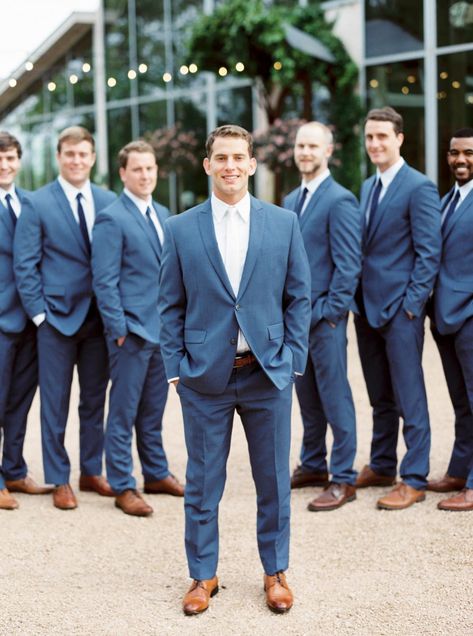 Groomsmen Wedding Photos, Groomsmen Outfit, Groomsmen Poses, Bridal Party Groomsmen, Wedding Photography Bridal Party, Men In Suits, Groomsmen Photos, Wedding Picture Poses, Wedding Groomsmen