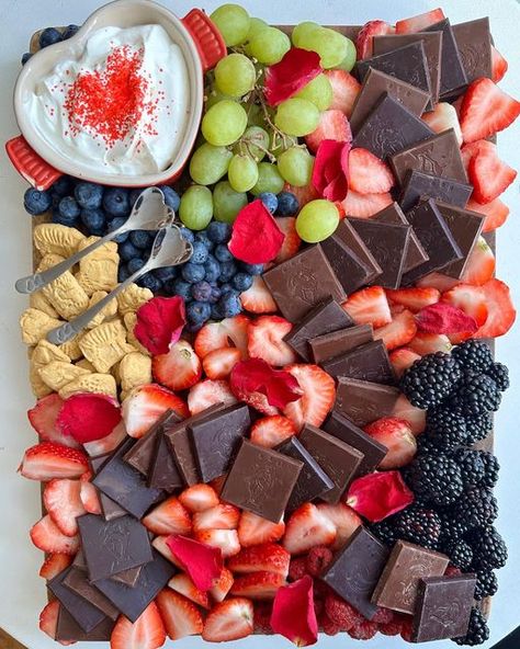 Board AF on Instagram: "@scharffenberger Valentine’s Date Board.🍫 w/ our favorite Chocolate Provisions by @scharffenberger dark and milk chocolate flats, creamy yogurt dip, assorted berries & edible rose petals. #boardaf #foodboards #foodboardsofinstagram #charcuterieboard #breakfastboard #dessertboard #valentines #valentinesdessert #valentinesdate #valentinesdatenight" Valentines Breakfast Board, Valentine Fruit Charcuterie Board, Fruit Charcuterie Board Valentines, Galentines Boards, Valentines Food Board Ideas, Fruit Board Valentines Day, Valentines Desert Board, Valentines Food Board, Galentines Charcuterie Board Ideas