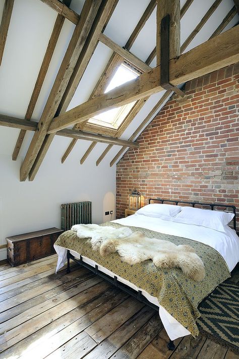 Apartment Style Bedroom, Bedroom Exposed Brick, Brick Wall Bedroom Ideas, Garden Bungalow, Apartment Therapy Bedroom, Vaulted Ceiling Bedroom, Brick Wall Bedroom, Farmhouse Entryway Table, Farmhouse Style Bedroom