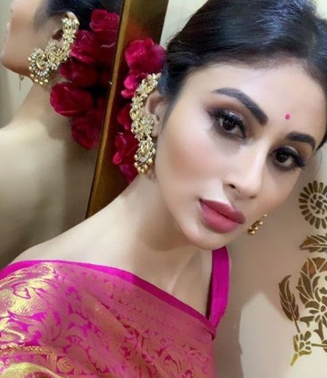 Brown Smokey Eyes, Ethnic Makeup, Smokey Eye Palette, Brown Smokey, Glossier Lipstick, Mouni Roy, Bold Brows, Smokey Eye For Brown Eyes, Community Of Women